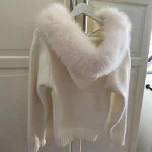 Alessa faux fur jacket  - Nästan helt oanvänd Alessa jacka med fuskpäls i storlek Xs/s. (Pris kan diskuteras)