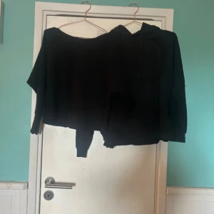 Svart hoodie och stickad tröja - Två svarta tröjor säljes! En klassisk hoodie med huva, snörning och magficka, perfekt för chill dagar. Den andra är en stickad tröja med loose passform och lång ärm, enkel och stilren. Båda är svarta och passar dig som gillar basic och comfy vibes. Hoodien (cubus) är i okej skick och stickade tröjan (kappahl) är använd 2 gånger. Båda för 20