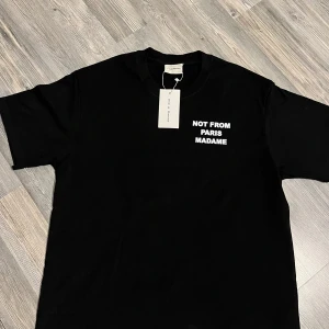 T-shirt - Hej, säljer min helt nya t-shirt. Tröjan har en riktigt bra material.