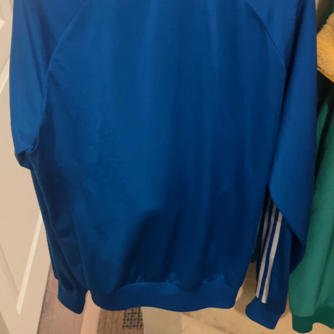 Blå Adidas vindjacka med vita ränder - 1