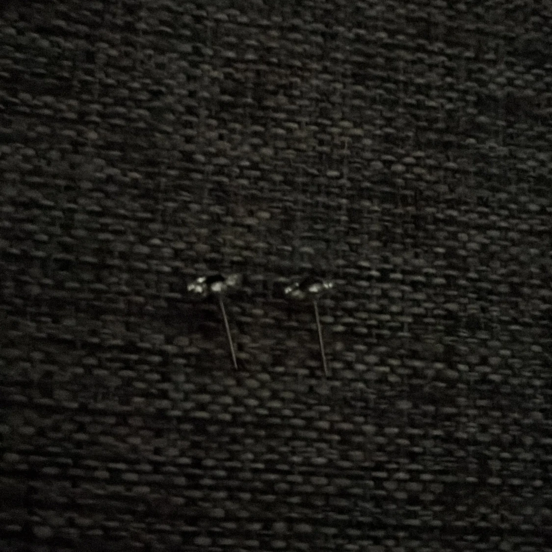 Silverfärgade örhängen med svart sten - 3