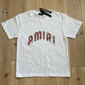 Amiri T-shirt - As fet tisha från Amiri. Nyskick med tags | S | Vit med cleant tryck
