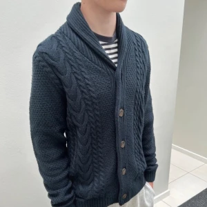 Stickad caridgan - Säljer en tvär fet stickad cardigan. Storlek xs och är ifrån Jack & Jones. Trendig och perfekt för hösten. Vid fler frågor ock funderingar är det bara att höra av sig