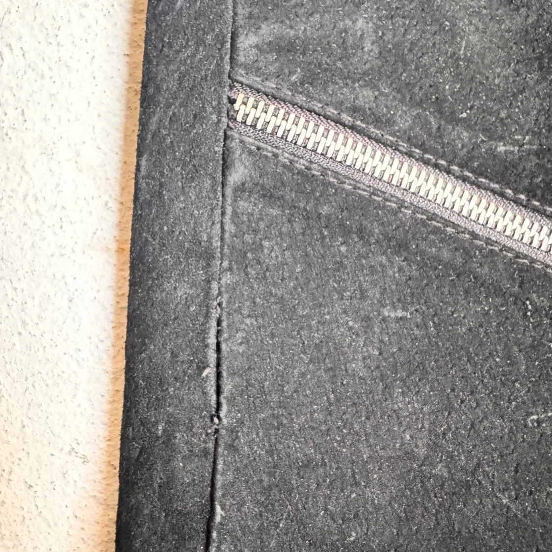 Svart mockakjol med dragkedjor från Att. - 4