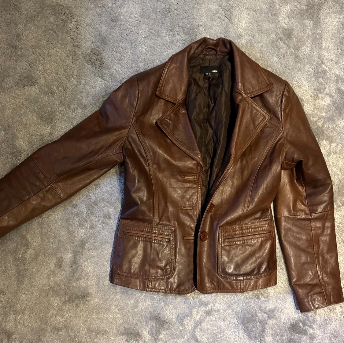 Brun skinnjacka från H&M med knappar