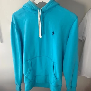 Ralph Lauren hoodie  - Säljer denna skit feta Raffe hoodie storlek S, passar runt 170, 10/10 skick inga fläckar eller defekter på den. Turkos-blå färg, Hör av er för frågor! Priset är ej satt!