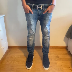 Jack & Jones Jeans - Säljer ett par blåa skinny jeans från Jack & Jones med fina slitningar, modellen är 174 och väger cirka 55-60kg, kom gärna med prisförslag och funderingar