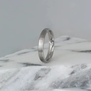 Sileo Ring  - ✔ Material: 316L Rostfritt stål ✔ Bredd: 4mm ✔ Yta: Borstad med polerade kanter ✔ Insida: Polerad för bekväm passform ✔ Egenskaper: Slitstark, rostbeständig & hypoallergen.      OBS‼️‼️‼️BETALNINGEN SKER VIA ENVICTUS HEMSIDA!!🤩