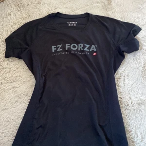 Svart sport-t-shirt från FZ Forza - Svart t-shirt från FZ Forza med tryckt logga framtill. Väldigt fint skick. Nypris vet jag inte, men brukar ligga mellan 300-500kr online.