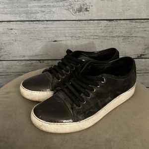 Lanvin skor - Tja säljer nu ett par lanvins i storlek uk7 41-42 ungefär, skorna är rätt slitna men har fortfarande än del kvar att ge, vid frågor är det bara att höra av sig