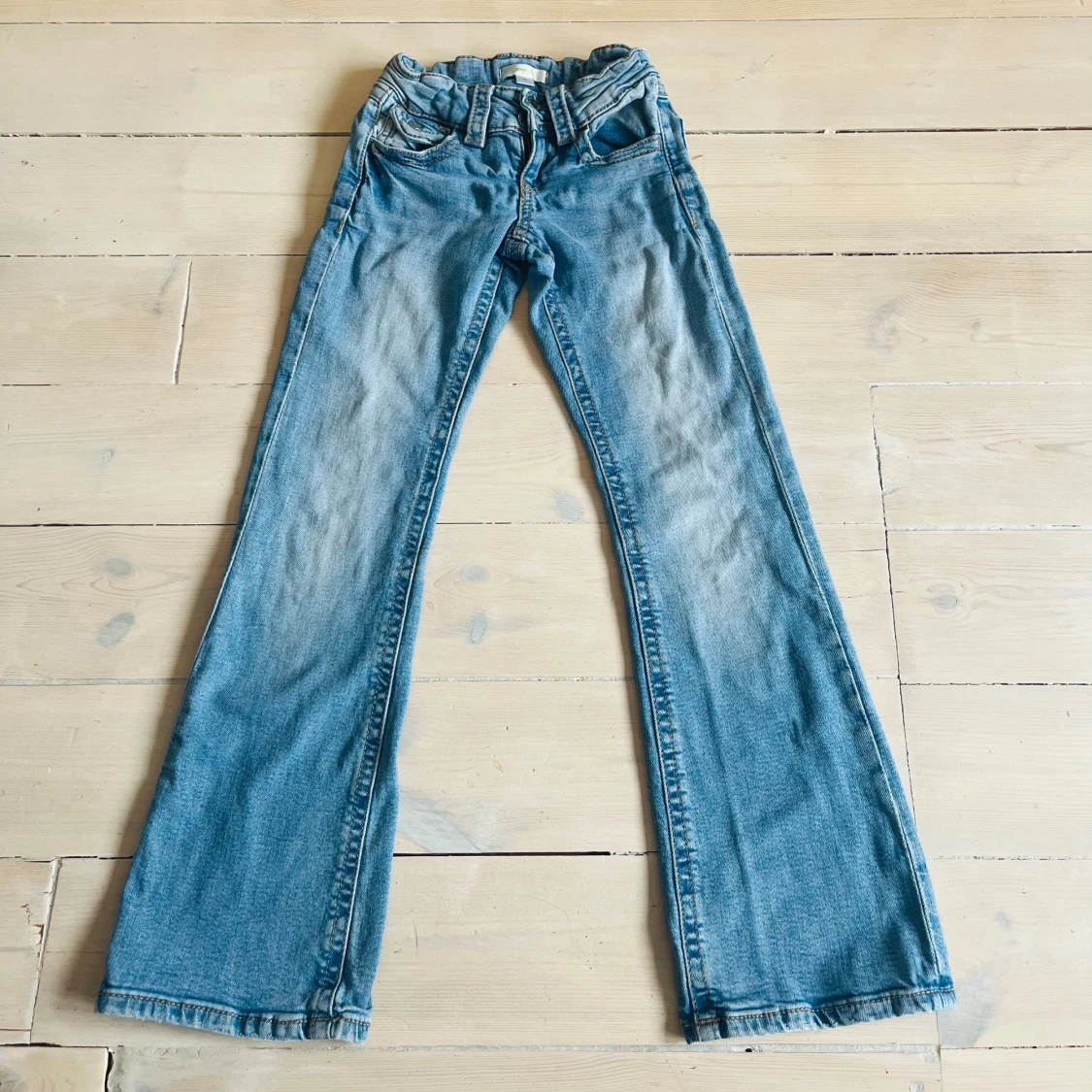 Ljusblå bootcut jeans från Gina Tricot 146 