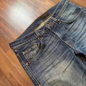 Tiger Of Sweden Jeans - Tja! Säljer ett par feta TOS jeans. Sjukt fet tvätt och sköna detaljer. Slim passform, W30 L32, kan passa W29 L32. Hör av dig vid funderingar!