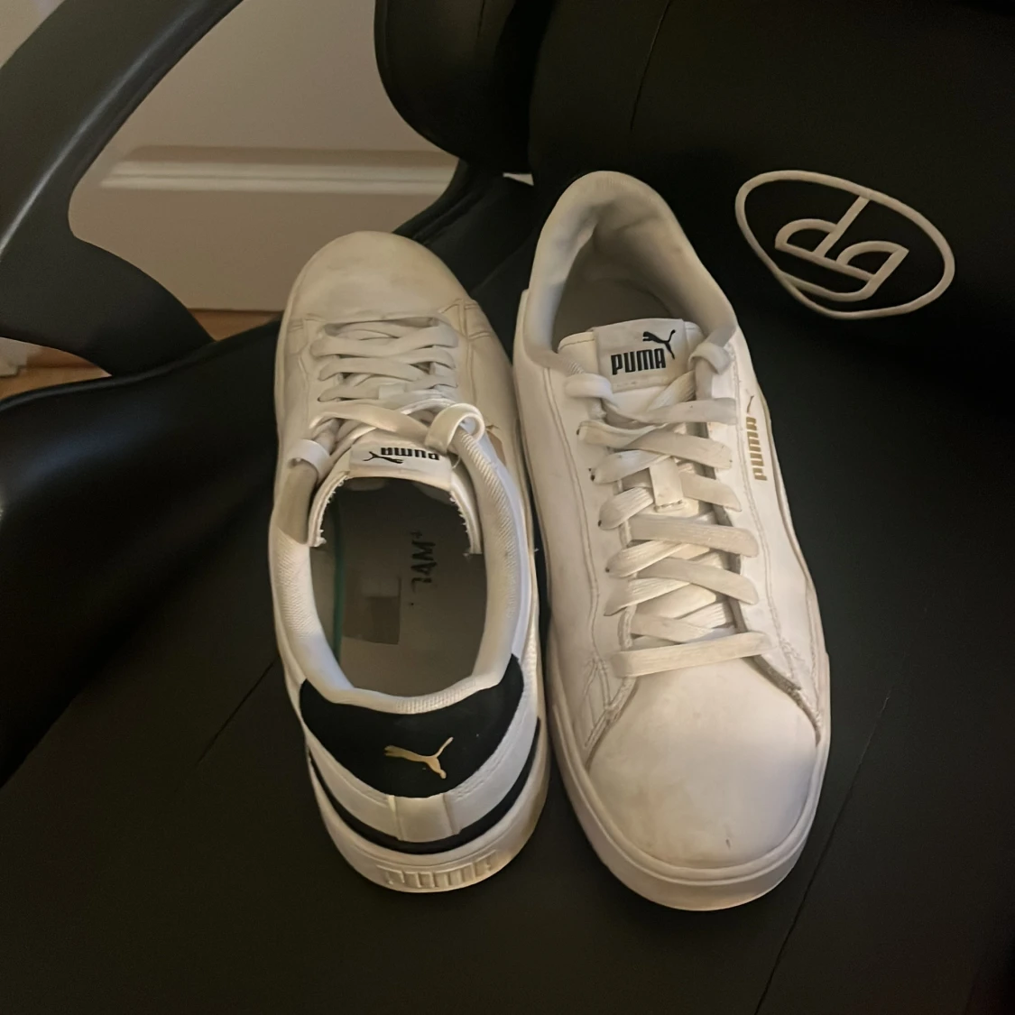 Vita Puma sneakers med svarta detaljer - 1