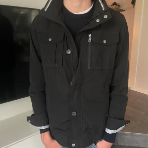 J.Lindeberg jacka - Tjena! Säljer nu denna svin feta J.Lindeberg jacka🙌 Storleken är M👍 För fler frågor eller bilder är det bara att skriva🤝