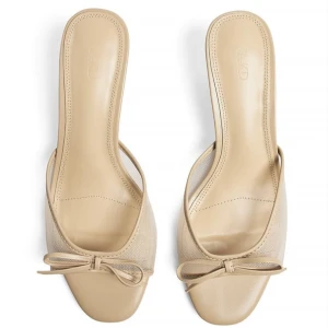 Nakd klackar  - Har alldrig använt dessa klackarna. Jätte fina och bekväma men kommer inte till användning. 