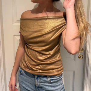Guldig topp - Guldig topp med drappering men går även att ha offshoulder. Bra skick och aldrig använd! 