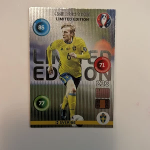 Limited Edition Emil Forsberg - Limited Edition samlarkort från UEFA Euro 2016 med Emil Forsberg i Sveriges landslagströja. Perfekt för dig som älskar fotboll och vill utöka din samling med en unik och cool spelare. Kortet har stats för control, attack och defence. Ett måste för sportfans!