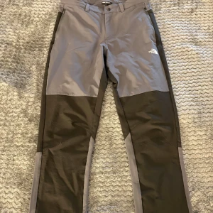 The North Face Byxor - Snygga byxor från The North Face i manmodell men passar lika bra på kvinnor.🖤
