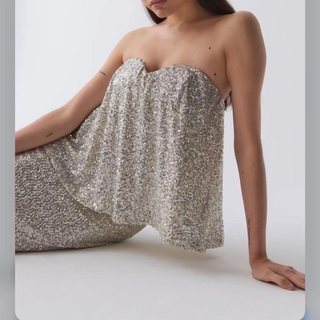 Glittrig silver tubtopp från Gina Tricot