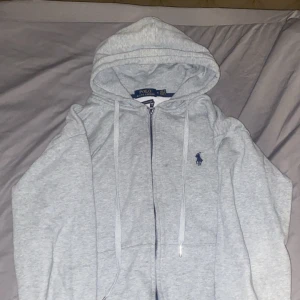 Polo zipper - Säljer denna polo zip för den är lite för liten för mig. Har bara använt den en gång och den passar bäst för de som är inte över 175cm och kom skriv till mig innan du köper