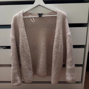 Biege stickad kofta Lindex  - Biege stickad kofta ifrån Lindex i storlek xs/s!             Är i använt skick, nopprig 