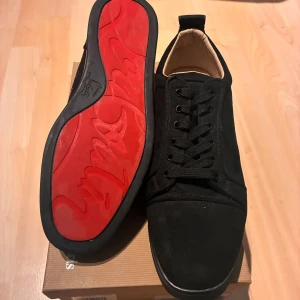 Christian Louboutins skor - Säljer mina svarta Christan louboutins skor med den ikoniska röda sulan. Storlek 45. Kommer med låda och anda tillbehör