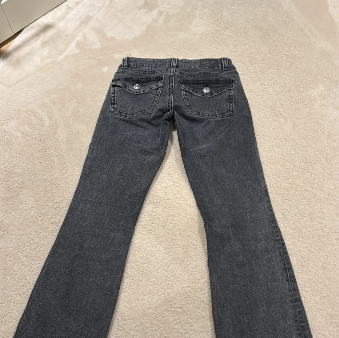 Grå bootcut jeans från Gina Tricot  - 1