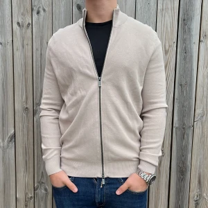 Massimo Dutti Full zip - Full zip | skick 9/10 | Storlek L | Pris - 499kr | Modellen är ca 179cm lång | Hör av dig vid minsta fråga eller fundering!!