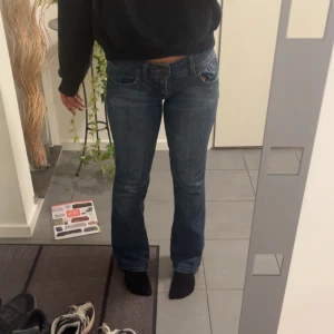 lågmidjade bootcut jeans - säljer dessa då jag inte använder dom längre🩷 midjemått: 36cm rakt över, innerbenslängd: 72cm