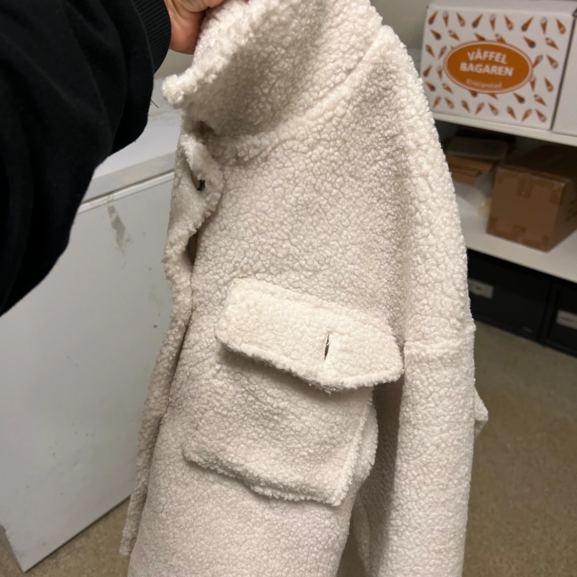 Vit teddyjacka med fickor och knappar - 1