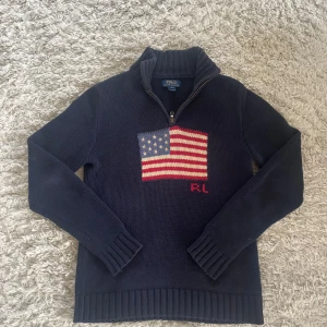Mörkblå stickad tröja Polo Ralph Lauren - Väldigt fin och varm tröja perfekt nu inför de kalla vädret. Svårt att få tag på. Storlek S. Mycket bra skick. Skriv för mer info.
