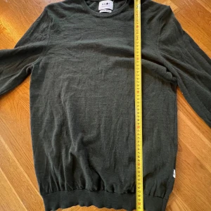 Mörkgrön merino ull tröja från NN07 - En merino ulls tröja från NN07 inga defekter och det syns ingen användning på den skick 9/10. Hör av dig vid frågor!
