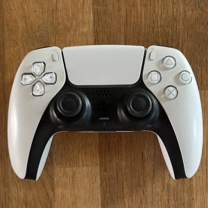 PlayStation 5 DualSense Wireless Controller - Sony DualSense trådlös handkontroll för PlayStation 5. Ergonomisk design, adaptiva triggers och haptisk feedback. Kontrollen är i gott skick med mindre tecken på användning, inga synliga skador eller större slitage.
