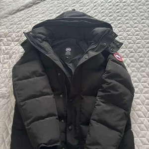  Canada Goose whyndham - Säljer en svart dunjacka från Canada Goose i storlek M.  Håller dig varm hela vintern. Päls ingår också, pris kan diskuteras
