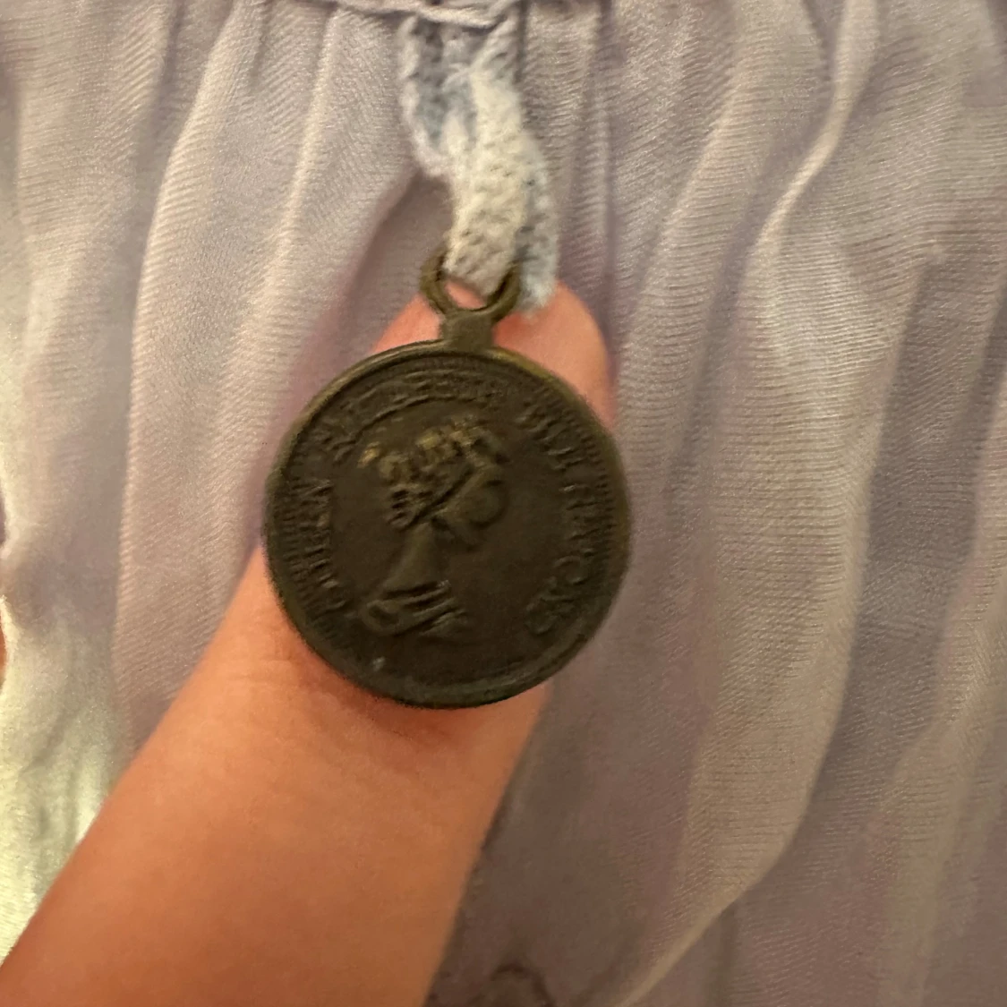 Ljusblå broderad blus med vida ärmar strl: M - 3