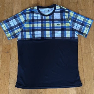 Lacoste T-shirt - Snygg t-shirt från Lacoste köpt i Nice. Skick: 10/10. Nypris: 1 299kr. Använd fåtal gånger men inga tecken på användning. Väldigt snygg och unik t shirt. Passar både M och L. Jag har storlek M och den passar mig bra. 