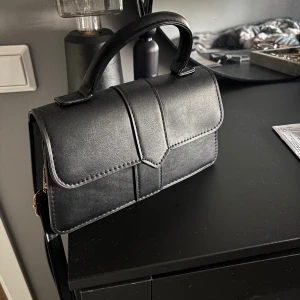 Svart väska  - Väldigt fint skick. 