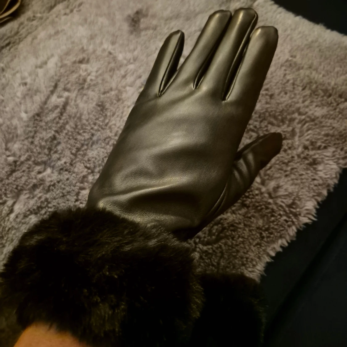 Svarta handskar med päls - 3