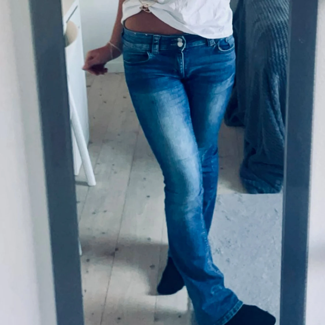 Blå bootcut jeans med låg midja