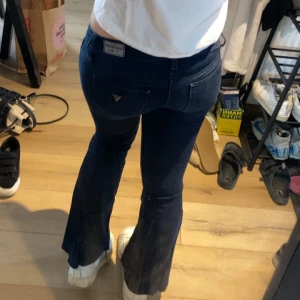 Mörkblå low waist bootcut - Snygga mörkblå jeans från Guess med bootcut passform och låg midja. Detta har varit mina favorit jeans ett tag men tyvärr har dom blivit för korta, skulle mer än gärna haft kvar dom om dom passade i längden. Dom är omsydda till bootcut och sitter väldigt low waist! Säljes för 250kr. Kom privat för mått❤️
