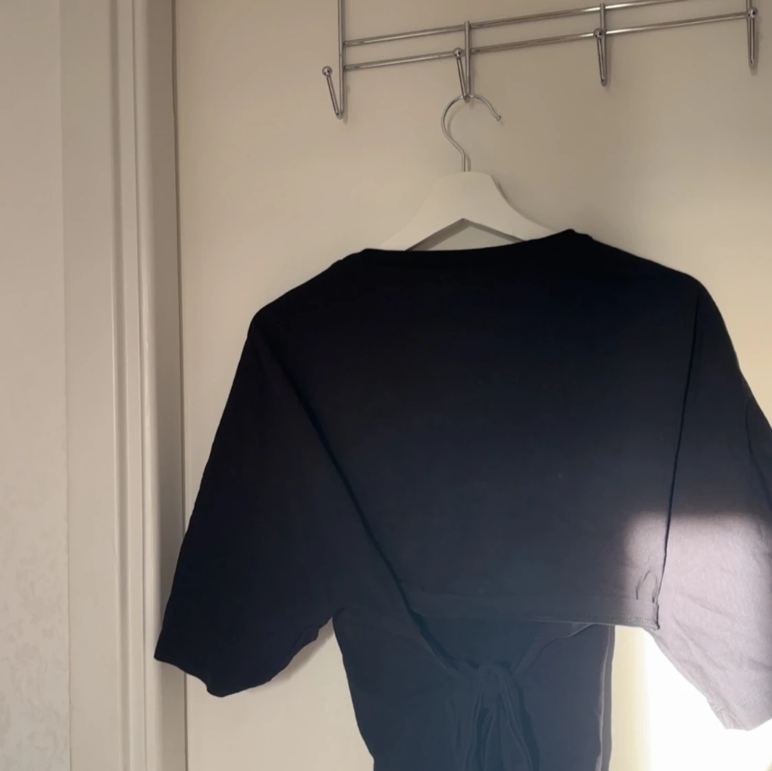 Svart bolerotopp med knyt i midjan - 1