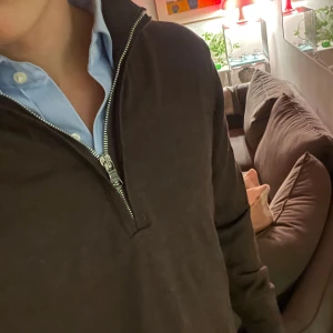 Oscar Jacobson Kashmir Quarter Zip - Säljer en Quarter zip från Oscar Jacobson i Size M. Köpt för 1500 Nästan aldrig använd, perfekt inför hösten och vintern. 