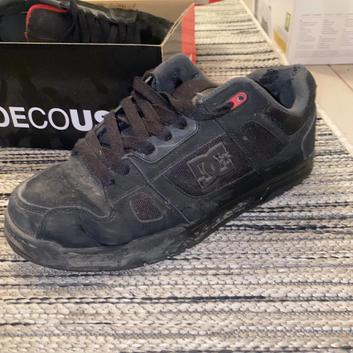 Svarta DC sneakers med röda detaljer - 1