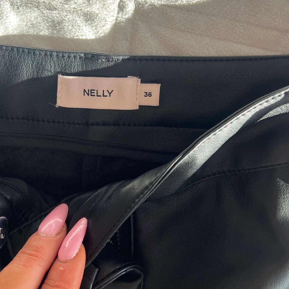 Svarta PU-shorts från Nelly - 2