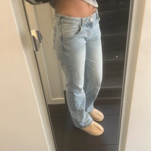 Ljusblå raka jeans med låg midja - Säljer ett par ljusblå jeans med låg midja. Jeansen har raka ben och en chill passform som sitter snyggt över höften. Perfekta för dig som gillar en avslappnad stil och vill ha ett par jeans som funkar till sneakers.