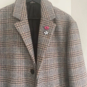 Kappa/ Rock Herrkläder  - Herrkläder  Ytterplagg  Bomullsrock  Längd: 90 cm från Axlar  Ärmlängd: 67 cm från Axlar  Axelbredd mått 50 cm  Från: Jack & Jones  Nypris: 1399 kr   Mitt pris  299 kr   Bilderna visar kappans riktiga färger.  En skada på foder/ insidan i det tunna tyget men det påverkar inte kappans funktion.  Detta går att sy 🪡 🧵. 