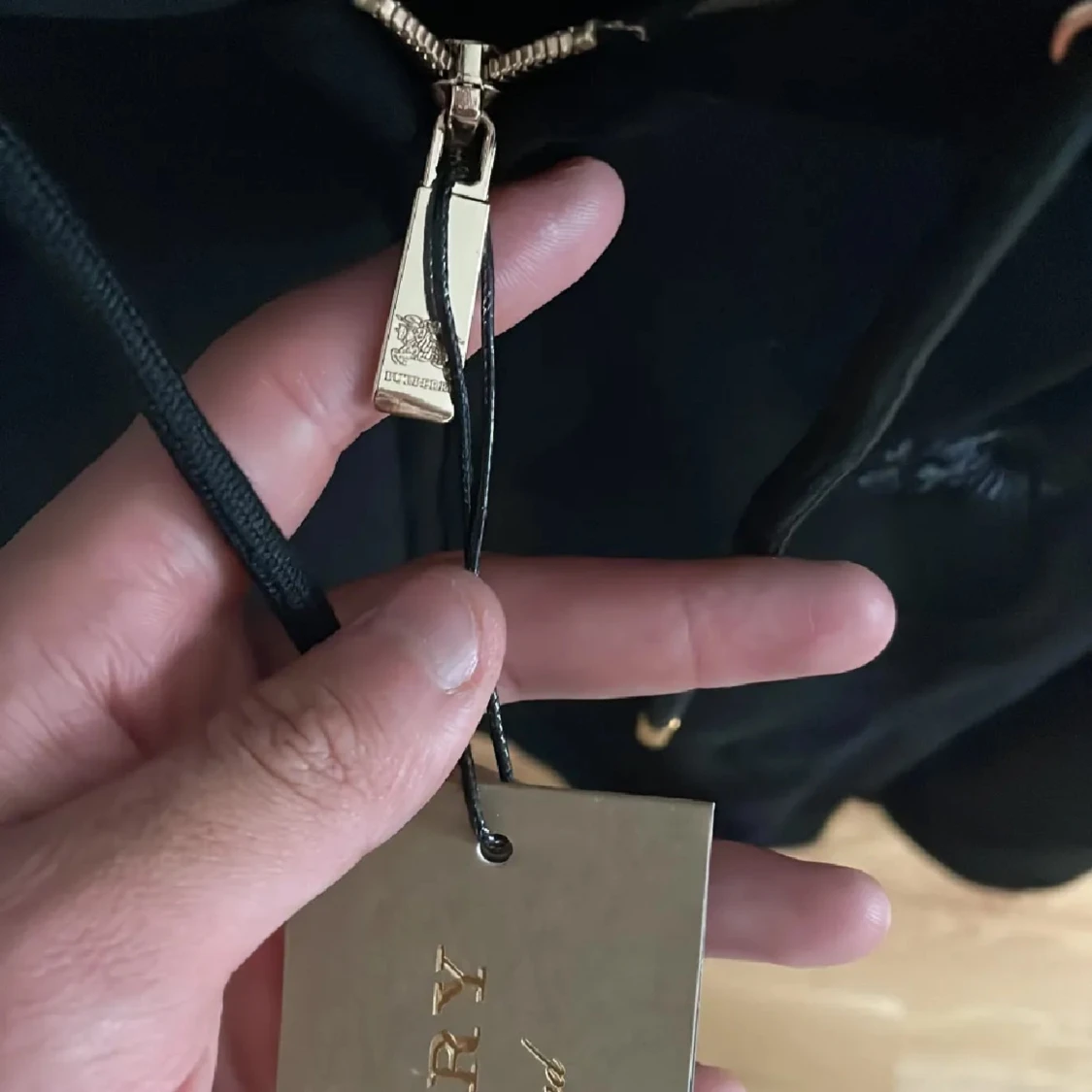 Svart Burberry hoodiejacka med rutig huva - 1