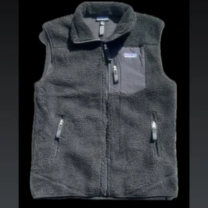 Svart fleeceväst från Patagonia - Svart fleeceväst från Patagonia i storlek M. I princip ny, använd fåtal gånger, nypris 1399 mitt pris 800😺👌 bara att höra av sig vid frågor och funderingar eller fler bilder📸😇