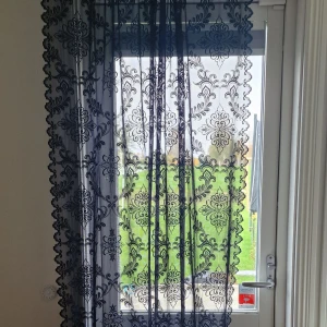 Svarta spetsgardiner med medaljongmönster - Gardinerna är ca 215 cm långa. Någon mindre skavank som att två trådar har fastnat i varandra och någon noppra, och ett par små vita fläckar (se bilder). Absolut inget som stör helhetsintrycket, inget jag sett förens jag granskade dem inför försäljning.