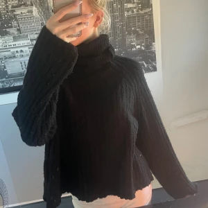 stickad polotröja  - svart stickad! fint skick från lager157